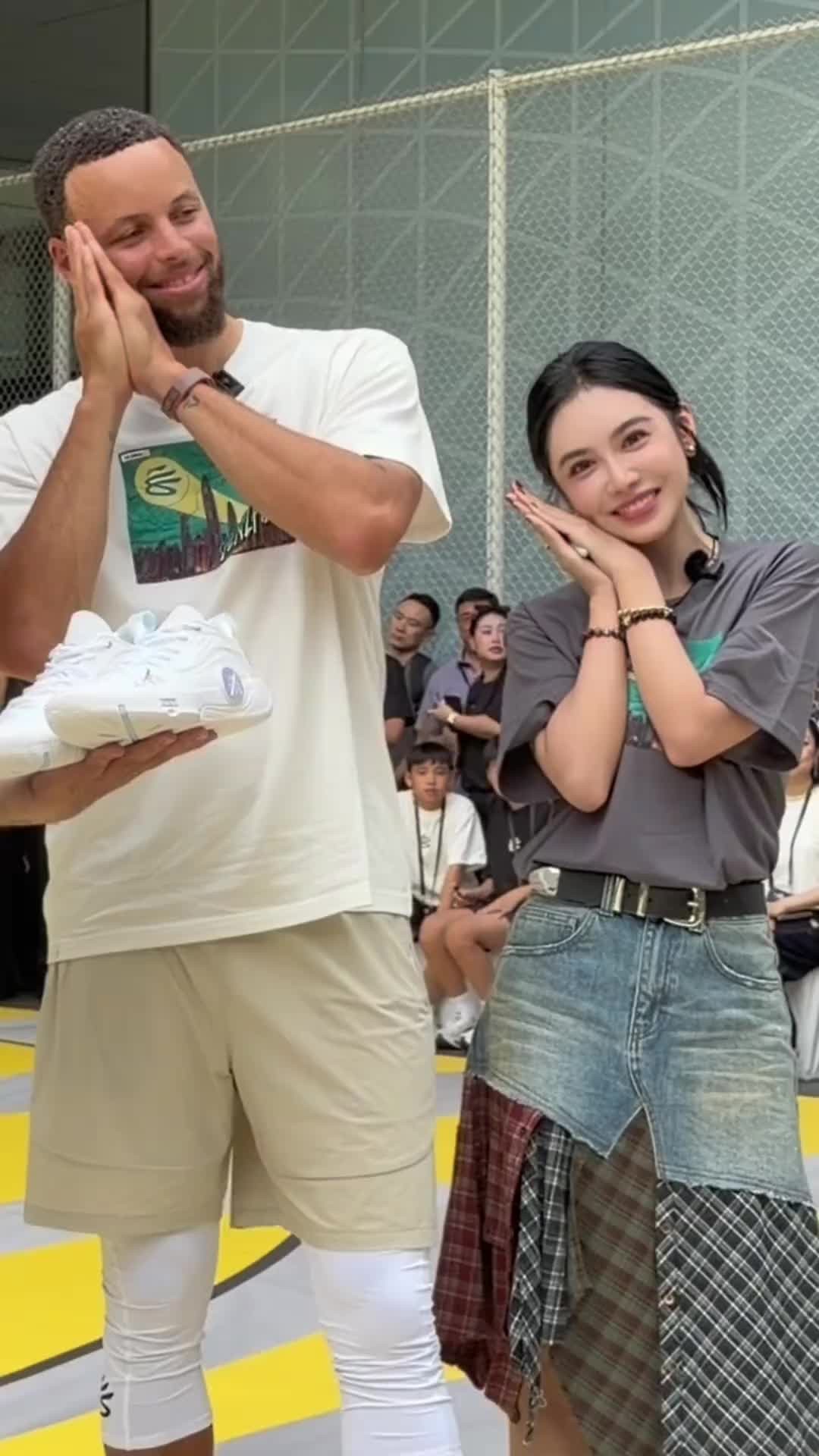 Night night🌙库里与美娜同框,一起做出经典“晚安”庆祝动作