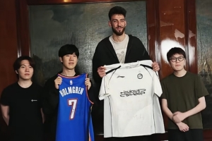 跨界联动!切特·霍姆格伦与IG、TES现场互动并交换球衣